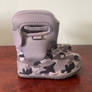 Bogs baby waterproof winter in gray camouflage pattern - size 5. (Baby)